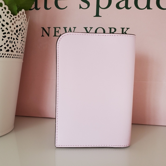 Kate Spade ♠️ Parrot Passport Case - Picture 3 of 6